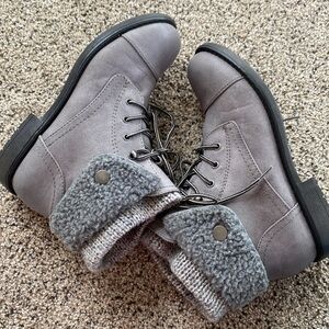 Women’s size 8 Gray boots.